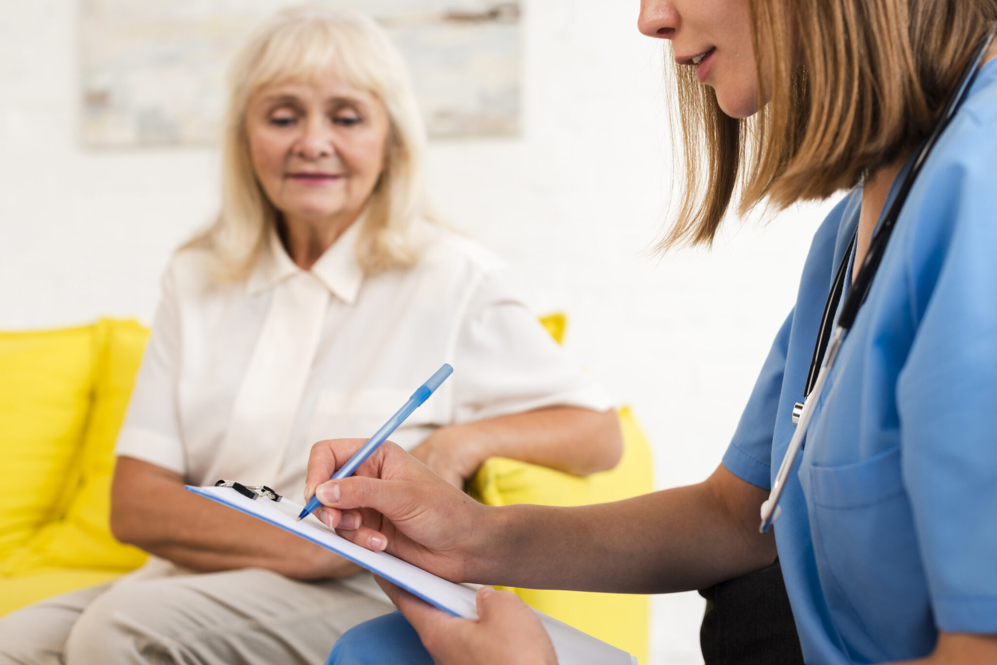 Krankenschwester macht Notizen auf einem Klemmbrett